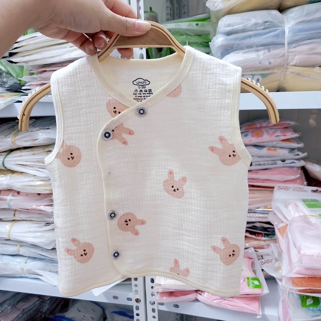 Unchi 2023 áo gile mùa đông cúc cài lệch vải xô muslin mềm mại thoáng khí giữ âm cho bé trai bé gái 0-18 tháng