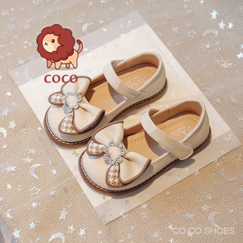 Giày cho bé gái 2023 mùa hè phong cách mới trẻ em dễ thương nơ hoa rhinestone giày công chúa biểu diễn giày da nhỏ