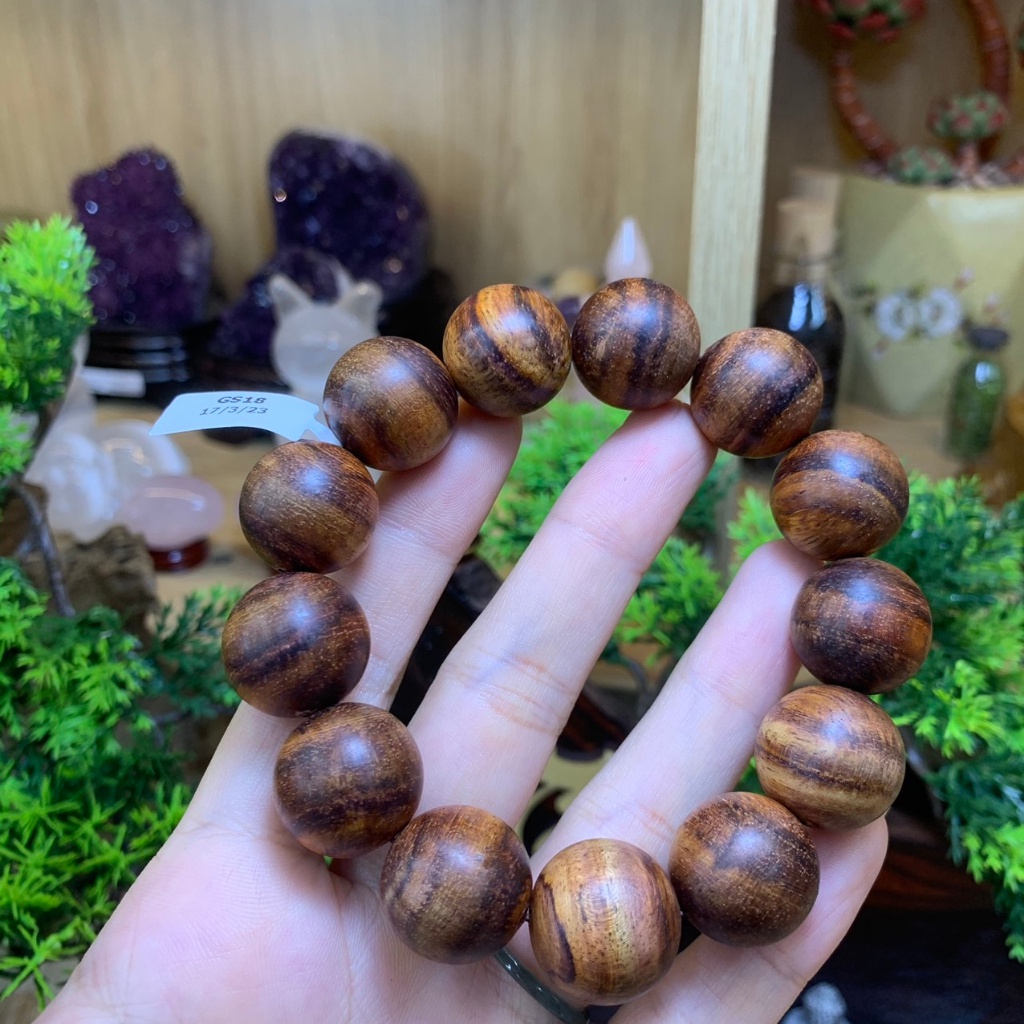 Chuỗi Vòng Hạt Gỗ Huỳnh Đàn Có Mùi Thơm Từ Gỗ Tự Nhiên Mang Ý Nghĩa May Mắn Tài Lộc