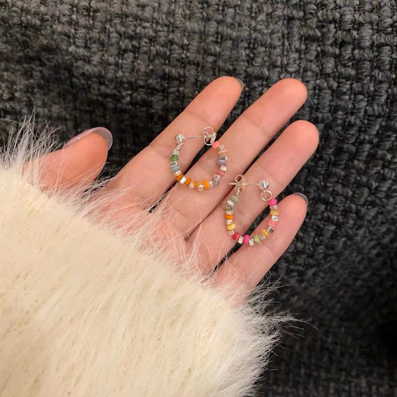 Khuyên Tai Dạng Vòng Tròn Nhỏ Đơn Giản Xỏ Hạt Nhiều Màu Sắc Thời Trang Mùa Hè Cho Nữ (Màu Sắc Ngẫu Nhiên