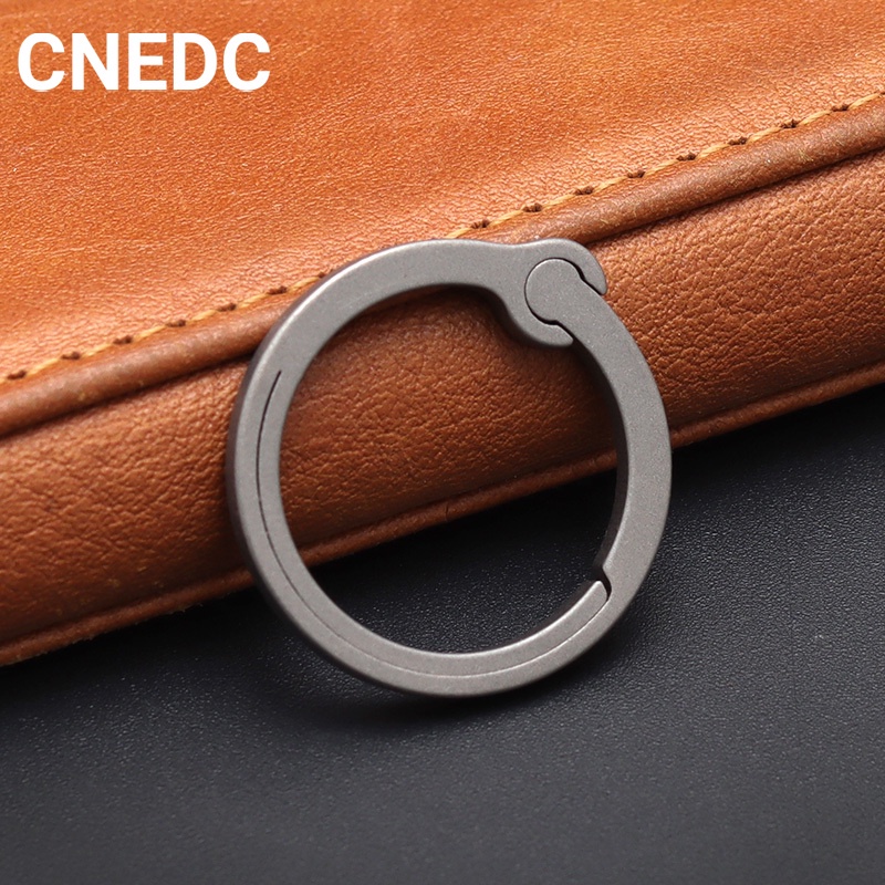 Móc Khóa Xe Hơi Bằng Hợp Kim Titan Co Giãn Sáng Tạo Cho Nam