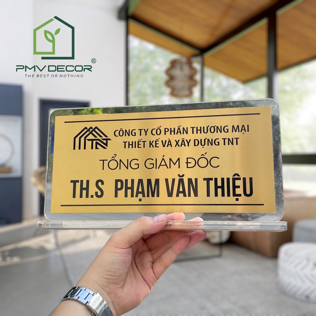 BẢNG, BIỂN CHỨC DANH CÔNG TY, Inox 304 Vàng xước, Chân để bàn đế Mica trong, 30x15cm. BCT-PMV156