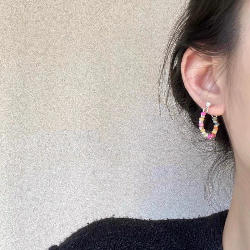 Khuyên Tai Dạng Vòng Tròn Nhỏ Đơn Giản Xỏ Hạt Nhiều Màu Sắc Thời Trang Mùa Hè Cho Nữ (Màu Sắc Ngẫu Nhiên