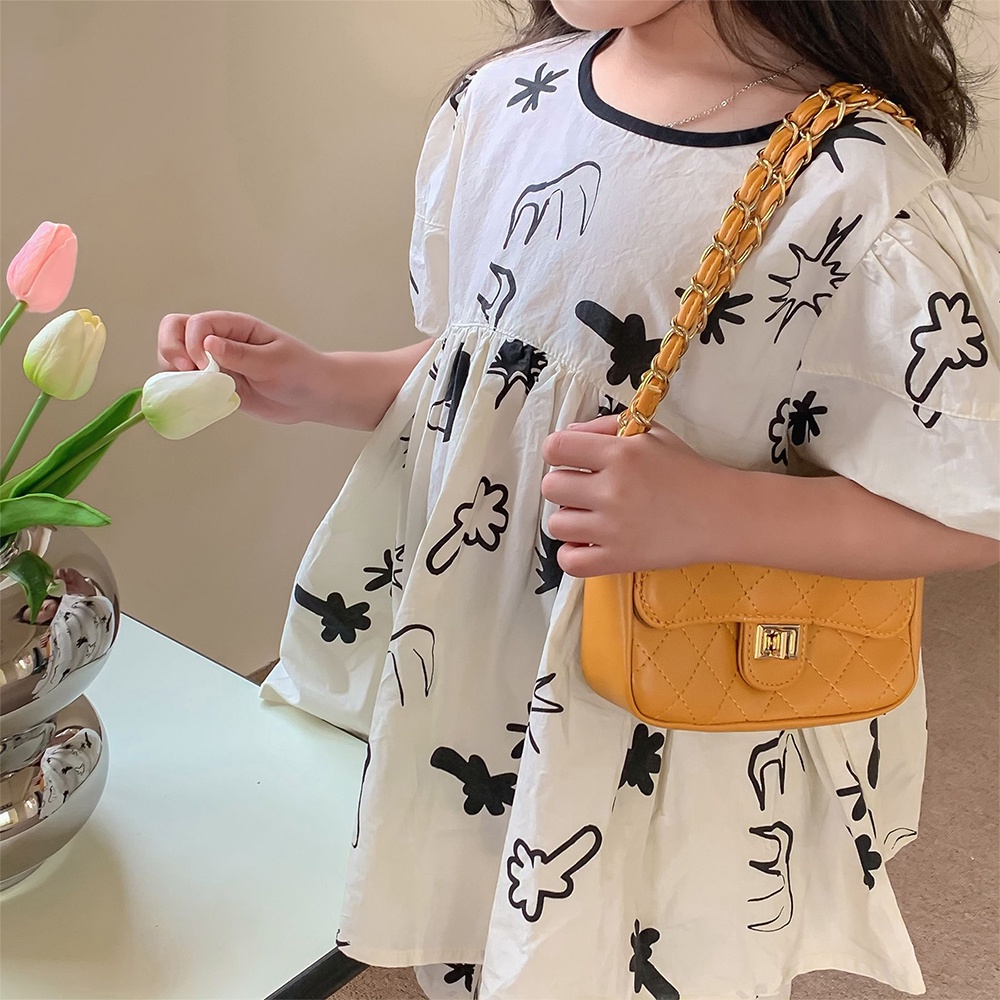 Set Đồ Mùa Hè 2 Món Gồm Quần Ngắn Họa Tiết Graffiti Trắng Đen Sành Điệu Cho Bé Gái 2-7 Tuổi