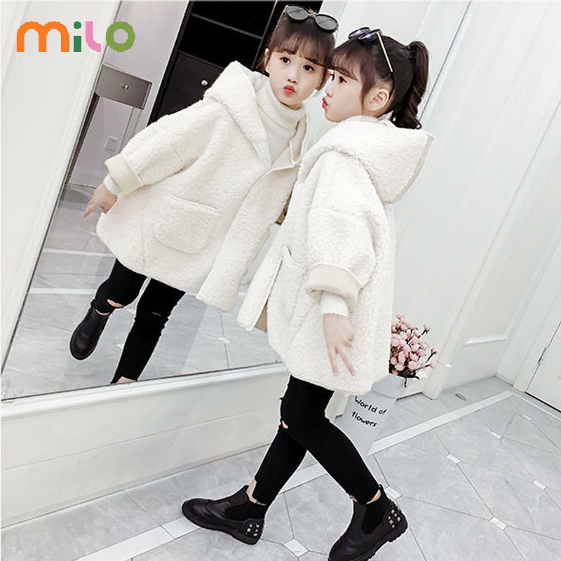 Áo khoác lông thú mới cho bé gái mùa xuân và mùa thu cộng với áo len len phong cách nước ngoài nhung cô gái trung lớn áo gió rời hợp thời trang