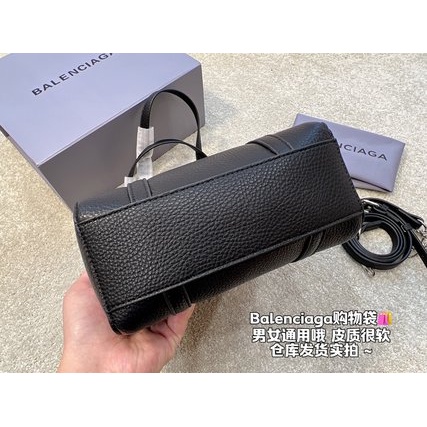 Túi Đeo Chéo Balenciaga Sức Chứa Lớn Phong Cách Thể Thao Sang Trọng Cho Nữ