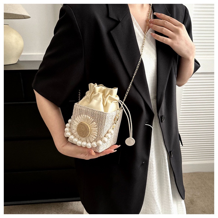 Túi Rơm Đeo Chéo Dây Rút Ngọc Trai Thời Trang Mới 2023