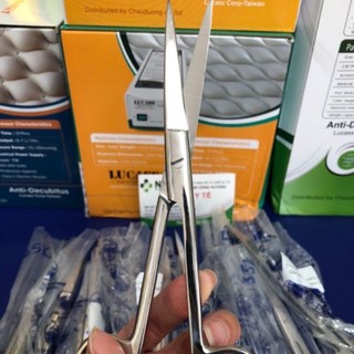 Kéo y tế cắt thuốc