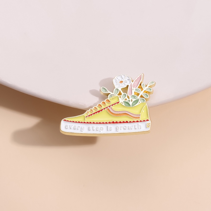 Ghim Cài Áo Tráng Men In Chữ Every Step Is Growth Cá Tính