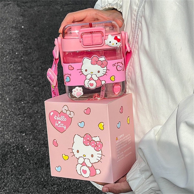 Bình Nước 2 Nắp Cho Bé Disney Sanrio Nhựa Tritan Có Dây Đeo Hình Kitty, Mickey, Gấu Dâu, Kuromi Siêu Dễ Thương-METICSHOP