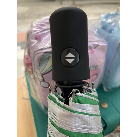 Ô Che mưa nút mở tự động Manulife . Quà tặng ý nghĩa cho khách hàng bảo hiểm