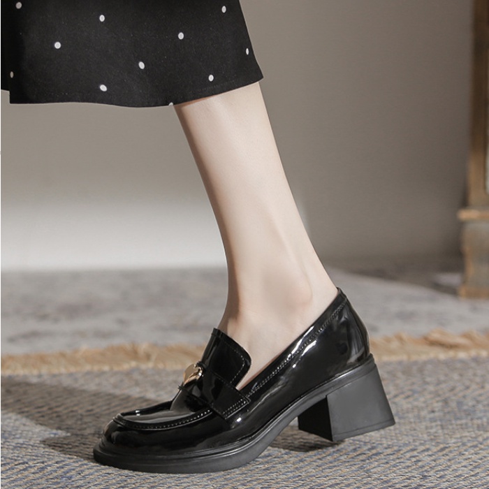 Giày da đen phong cách anh với khóa trái tim và gót chunky cho phụ nữ