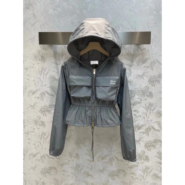 MIUMIU cold gray nylon short trench coat, large-size overalls, fashionable, handsome, sweet and salt