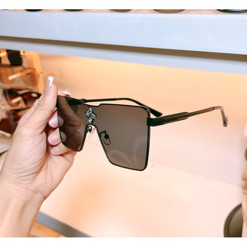 Kính Hiệu Vuông Unisex Đính Đá LV2023 Lệ Vi Ngôi Sao hot hit unisex