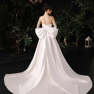 Off white đầm cưới đuôi dài vải satin đính nơ có thể tháo rời cho cô dâu