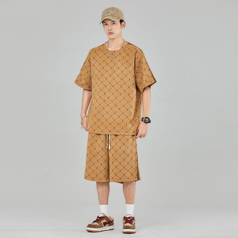 【luckin men's】áo thun oversize unisex+quần short ，bộ đồ，quần ulzzang，áo sơ mi nam，áo thun chất，áo phông，Set Đồ Thể Thao Ngắn Tay Phong Cách Mới Cho Nam，đen， trắng，xám，kaki，màu hoa mai，áo nam，quần đùi nam，quần short ống rộng，đồ bộ n