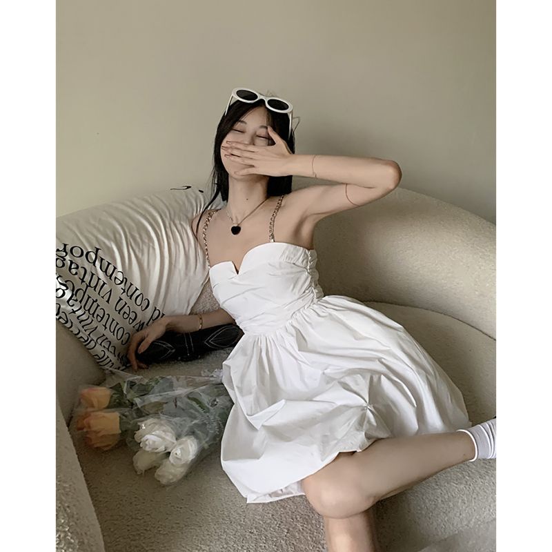 Đầm Trắng Mùa Hè Hong Kong 2022 Hai Dây Xếp Ly Hở Vai Eo Hẹp Hình Trái Tim Phong Cách Mới Cho Nữ