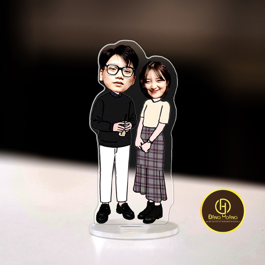 Mô hình standee mica đứng để bàn cặp đôi chibi đàng yêu custom theo yêu cầu cho người yêu, bạn gái, bạn trai
