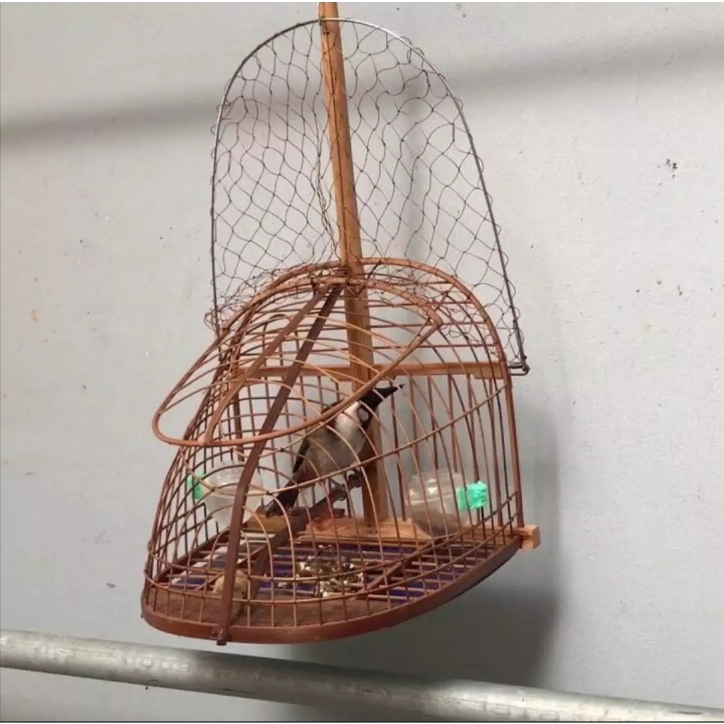 Lồng bẫy chim Chào mào, Chích chòe, hoạ Mi. Khung gỗ nan tre già đã qua xử lý. Có móc treo, cầu, lẫy cực nhạy