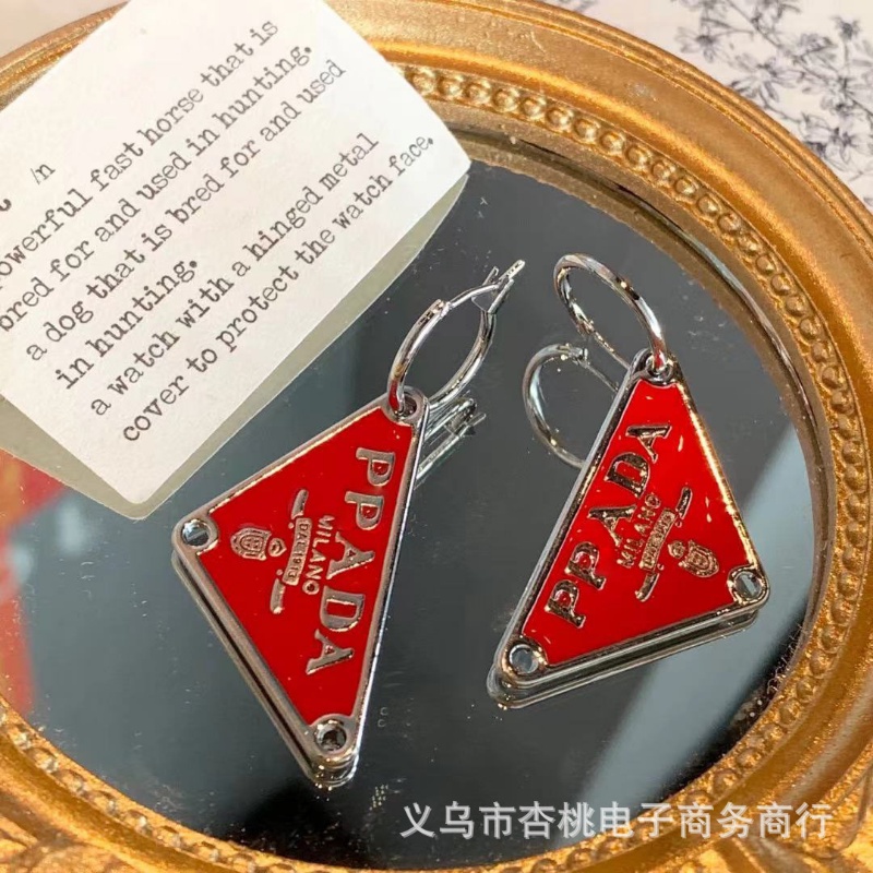 Khuyên Tai Kim Loại Dài Hình Tam Giác In Chữ Đơn Giản Chất Lượng Cao