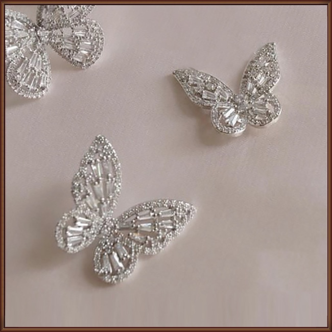 Đôi Khuyên Tai Hình Bươm Bướm Đính Đá Pha Lê Đơn Giản Dành Cho Nữ