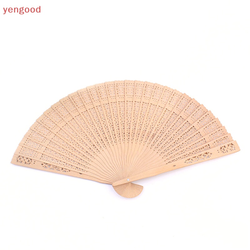 1 Chiếc Quạt Tre Cầm Tay Khắc Họa Tiết Cổ Điển Dành Cho Cô Dâu Trong Tiệc Cưới