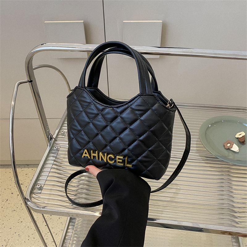 Túi Xách Bucket Đính Đá Phối Dây Xích Thời Trang Cao Cấp Dành Cho Nữ