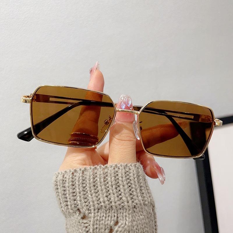 Ảnh đường phố hợp thời trang mới với gọng kim loại nhỏ, kính râm cá nhân và thời trang cho nam và nữ