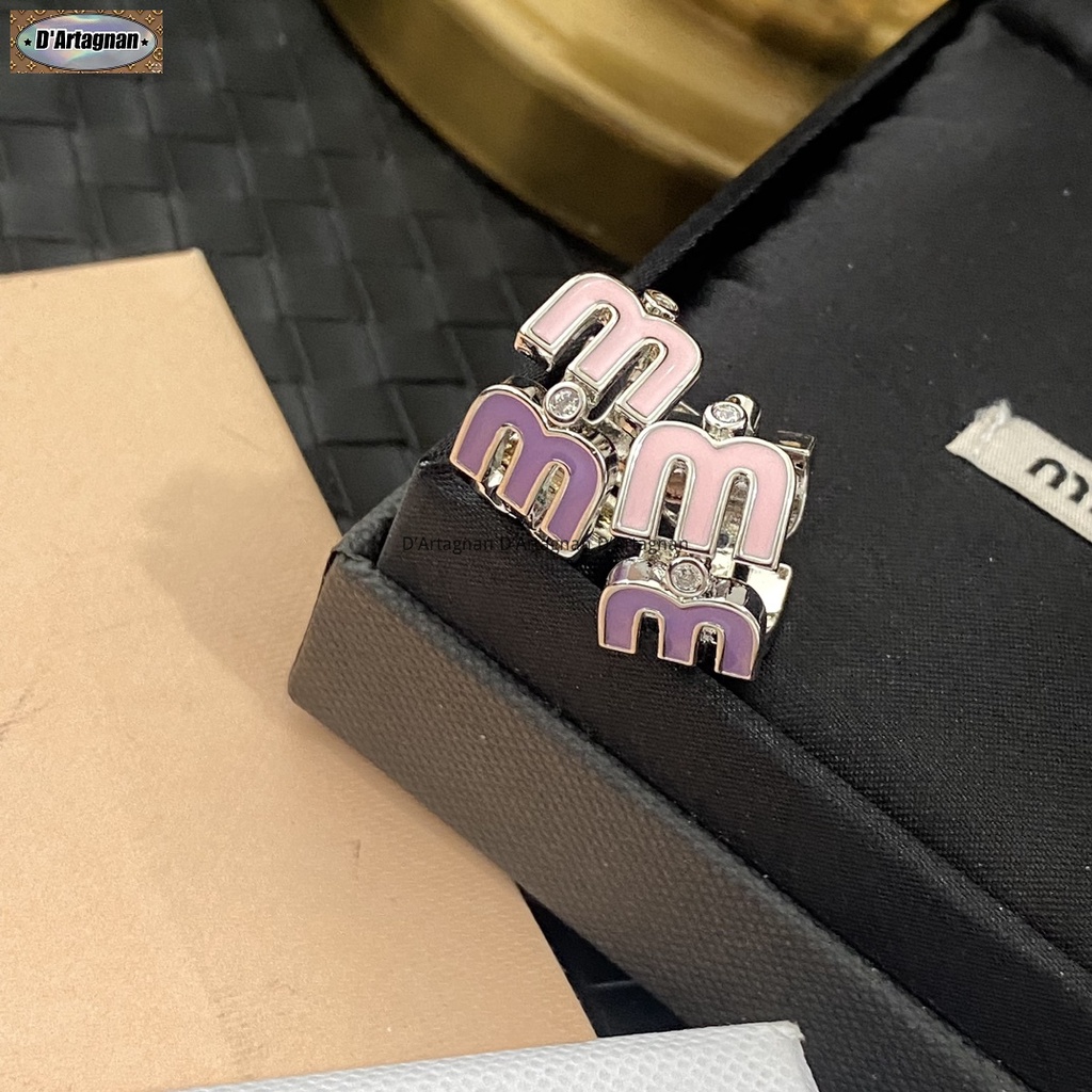 'Boutique Spot'MIU Men Letter Ring Earrings Bạc kim loại Ring Loại Stud Stud (2cm) Đồng mạ vàng với thép in chất lượng cao Hàn Quốc 2023 Mới tái tạo thanh lịch Vintage Thời trang Không phai 925 Bạc kim cho phụ nữ A1370