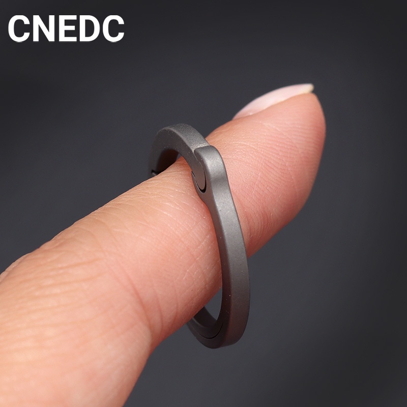 Móc Khóa Xe Hơi Bằng Hợp Kim Titan Co Giãn Sáng Tạo Cho Nam