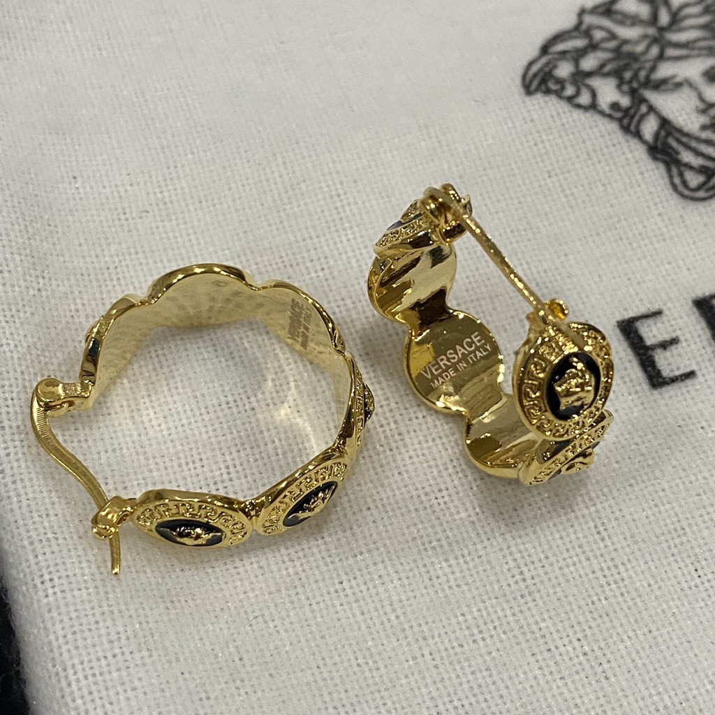 Khuyên Tai Vòng Bằng Thép Titan In Chữ VERSACE