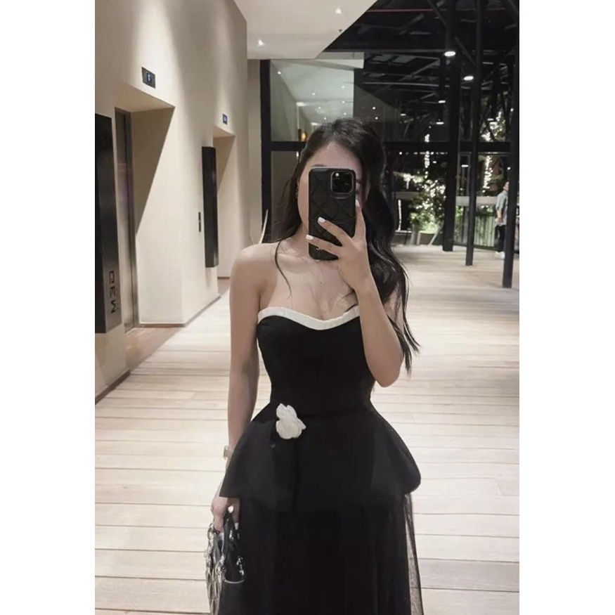 Áo peplum cúp ngực đen viền xếp ly trắng kèm tag hoa