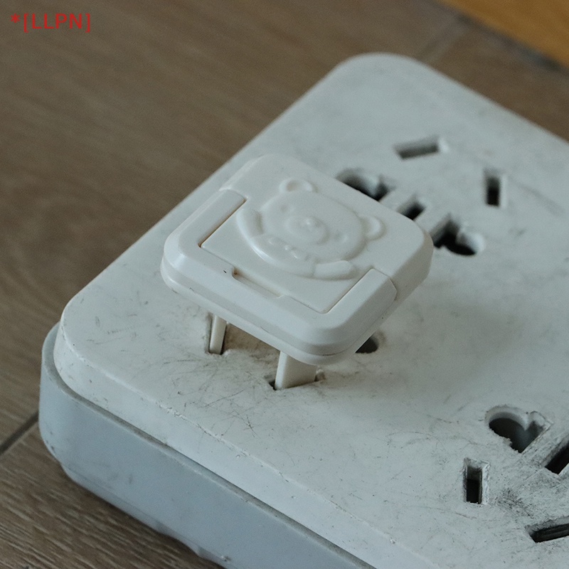 Set 5 Nắp Đậy Ổ Cắm Điện 2 / 3 Lỗ Hình Gấu Hoạt Hình Màu Trơn Bảo Vệ An Toàn Cho Bé