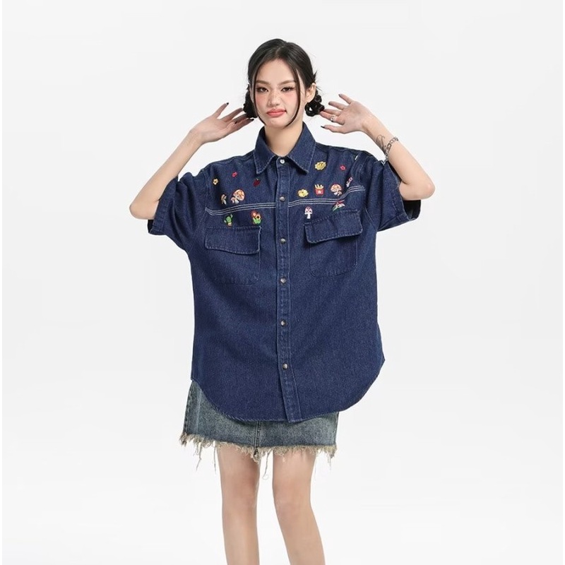 SẴN Áo sơ mi denim thêu hoa có cổ polo oversize dáng rộng màu jeans bò đậm có túi khuy cúc xinh style âu mỹ