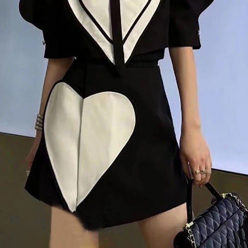 Bộ Áo Sơ Mi Tay Loe In Họa Tiết Trái Tim + Chân Váy Lưng Cao Thời Trang Mùa Hè 2023 D4VJ Cho Nữ