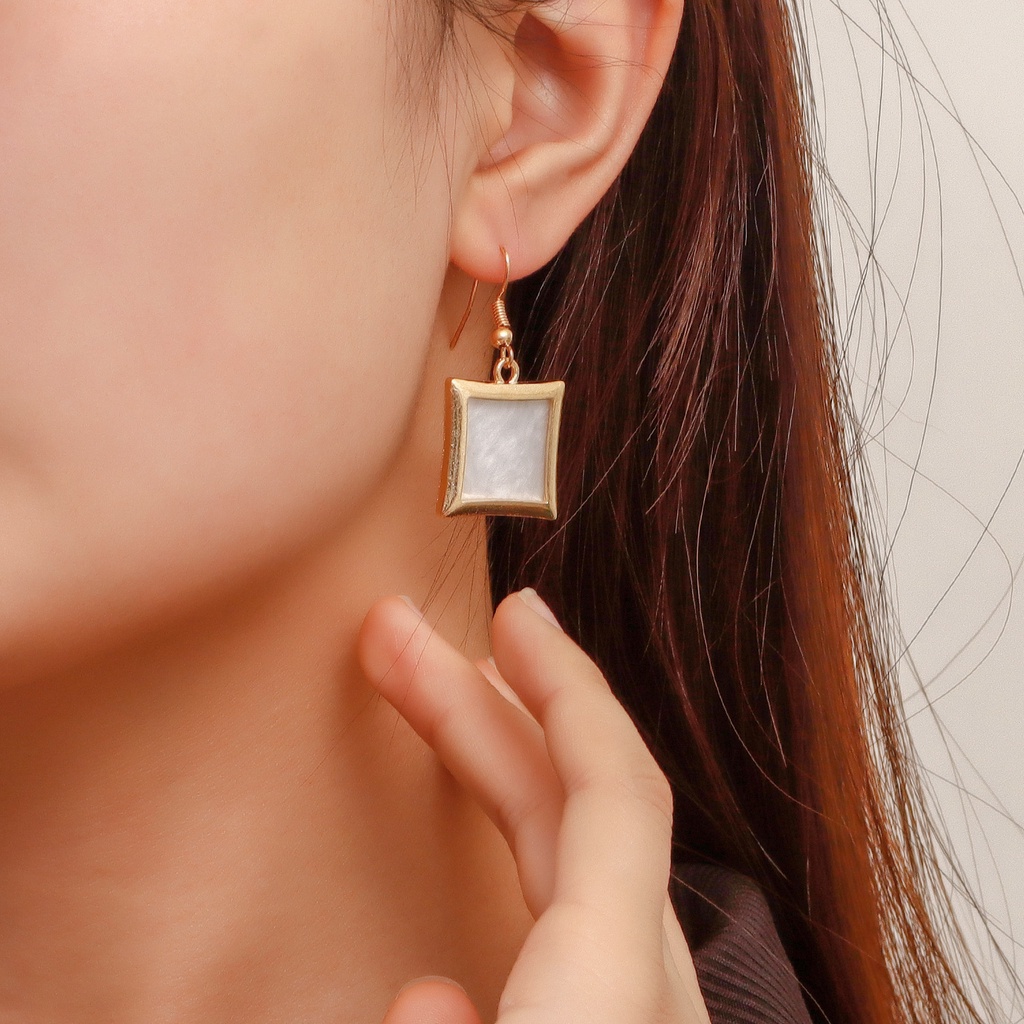 Khuyên Tai Kim Loại Hình Vuông Màu Trắng Phong Cách Retro Cá Tính Cho Nữ