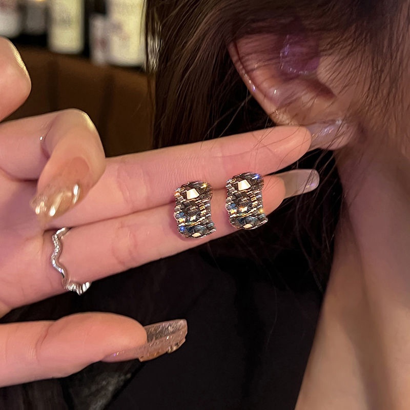 Bông Tai Chữ C Đính Đá Zircon Màu Đen Lấp Lánh Thời Trang Cho Nữ