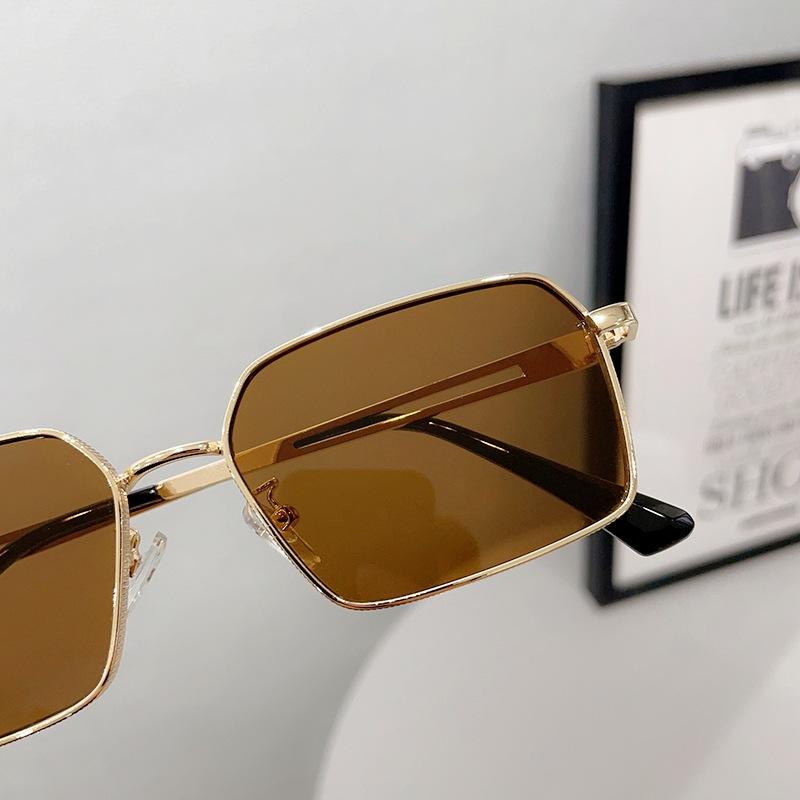 Ảnh đường phố hợp thời trang mới với gọng kim loại nhỏ, kính râm cá nhân và thời trang cho nam và nữ