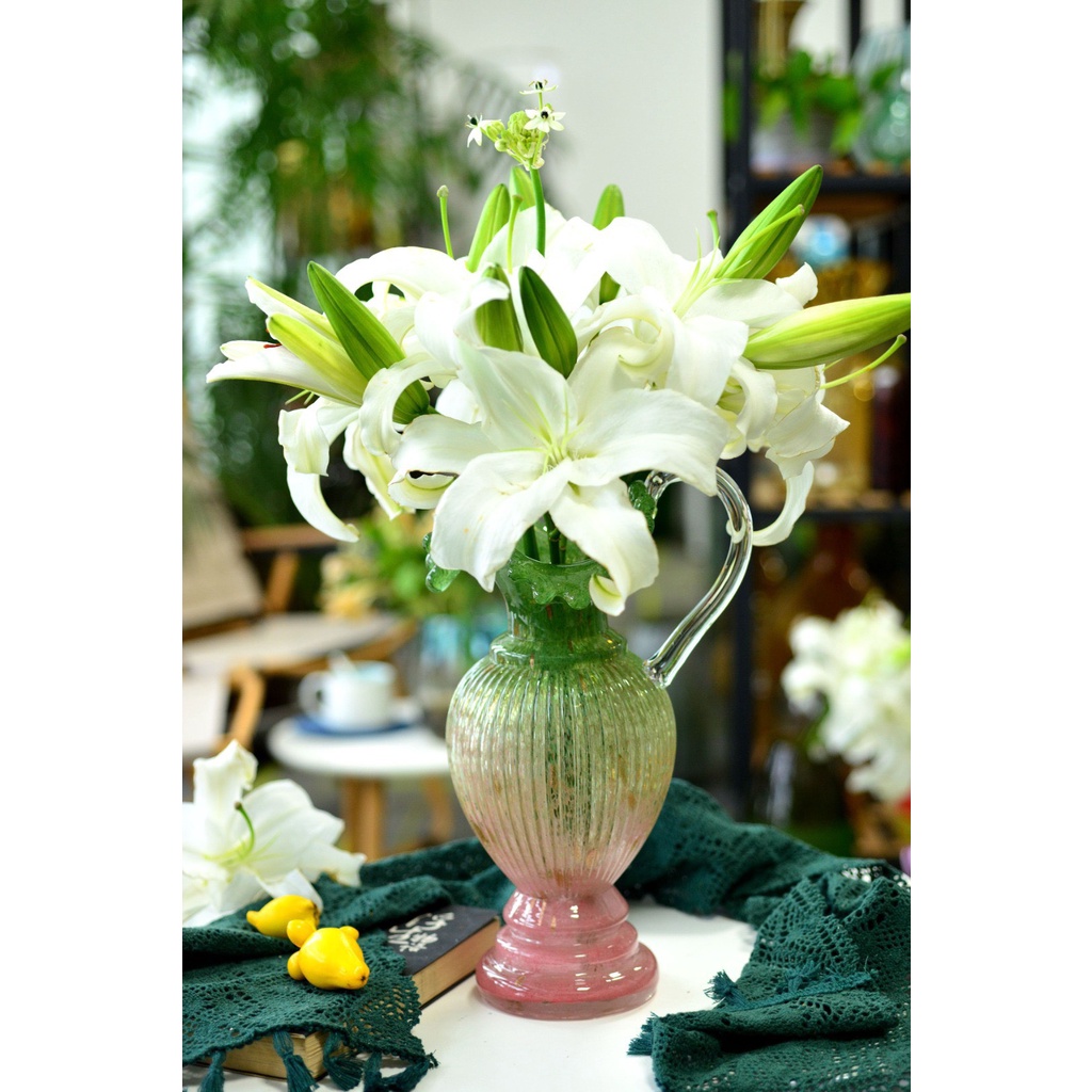 Bình Cắm Hoa Thủy Tinh Dáng Bình Sữa Cao Miệng Lượn Có Tay Cầm Màu Xanh Và Hổ Phách