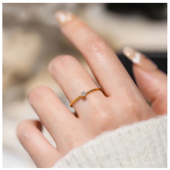 Nhẫn Nữ Mảnh Đá Nhỏ Lấp Lánh Titan Ko Đen TT4675