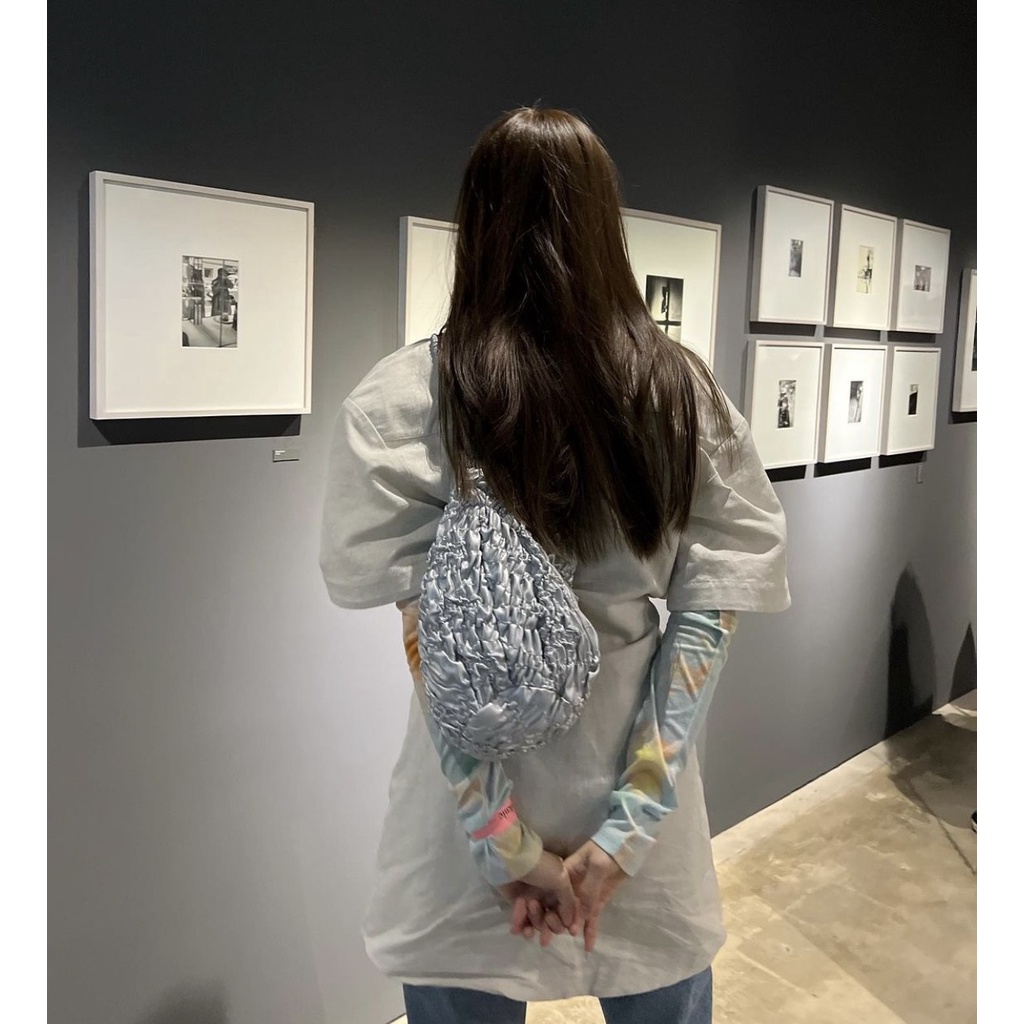 On Uk onuk Túi Đeo Chéo Vai Kết Cấu Xếp Ly Màu Bạc Cosmos Cao Cấp Dành Cho Bạn Nữ