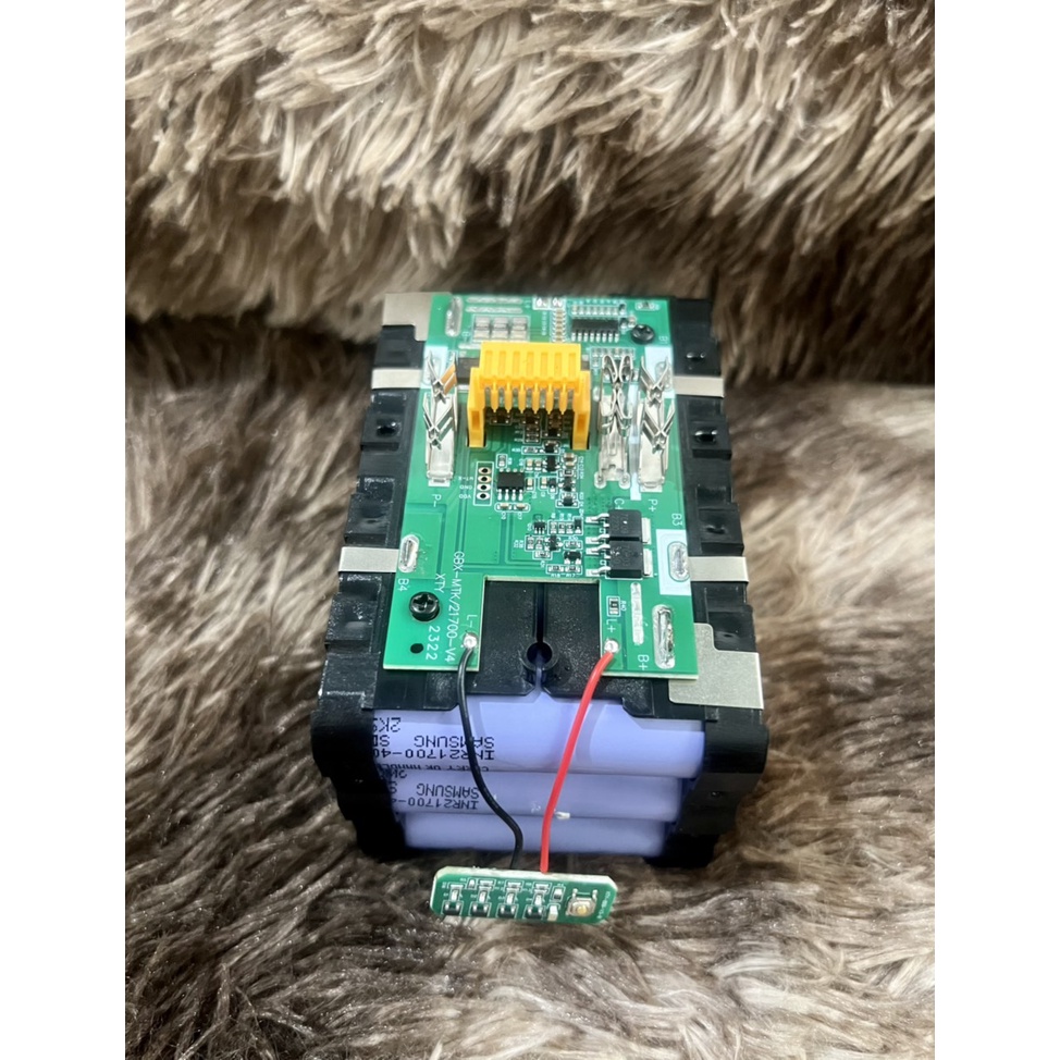 Pin MAKITA 18V dung lượng 12Ah , 15 cell SONY VTC6A 21700 , nhận sạc zin, có led báo pin