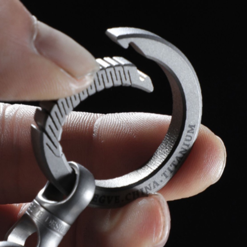 Dc 360 ° Xoay hợp kim titan mờ móc khóa ô tô móc khóa nam mặt dây chuyền sáng tạo đơn giản