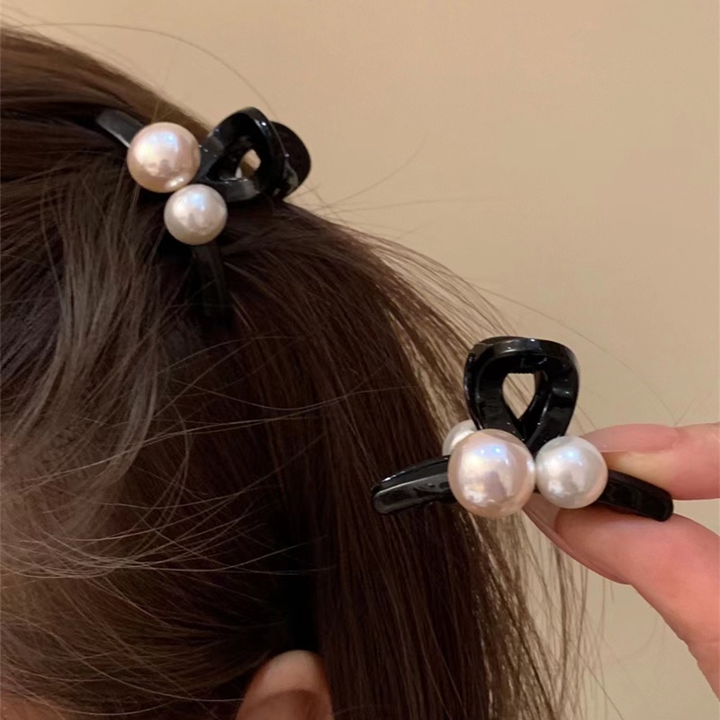 Kẹp Tóc Hình Cá Mập Màu Đen Đính Ngọc Trai Thời Trang 2023