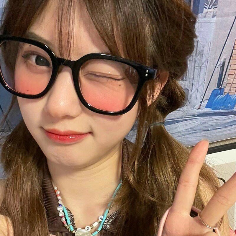 Kính vuông hai chấm má hồng pastel dễ thương hot trend teen 2023