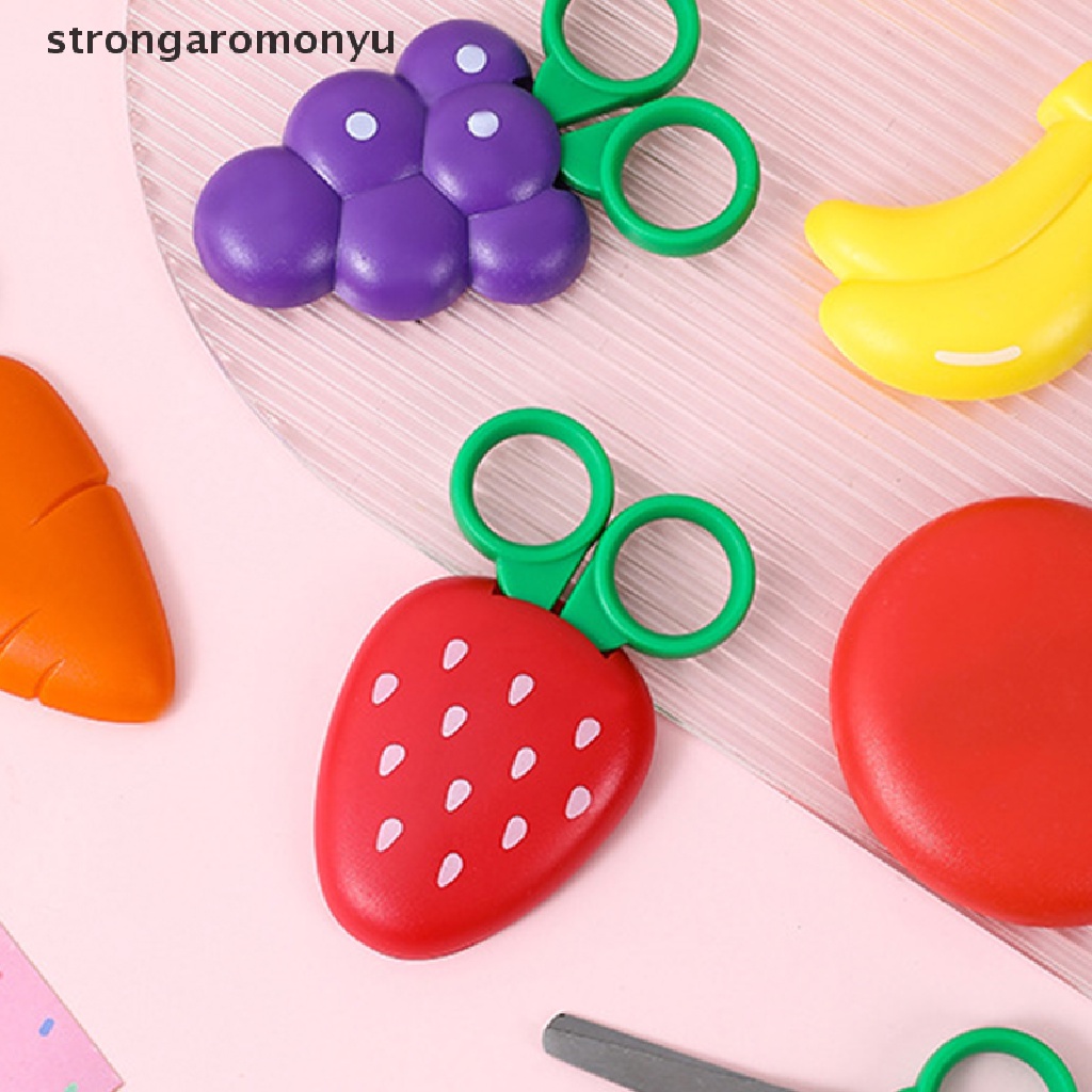 Kéo Cắt Giấy Từ Tính Thiết Kế Hình Trái Dâu Hoạt Hình Dễ Thương Dành Cho Trẻ Nhỏ