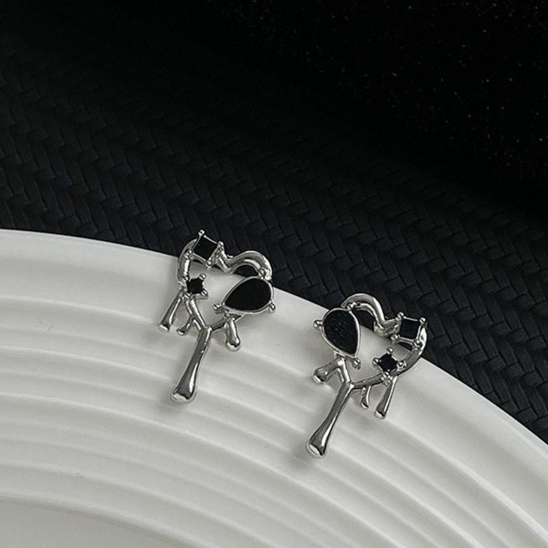 Khuyên Tai Hình Trái Tim Rỗng Phong Cách lava niche Đậm Sành Điệu Cá Tính Cho Nữ