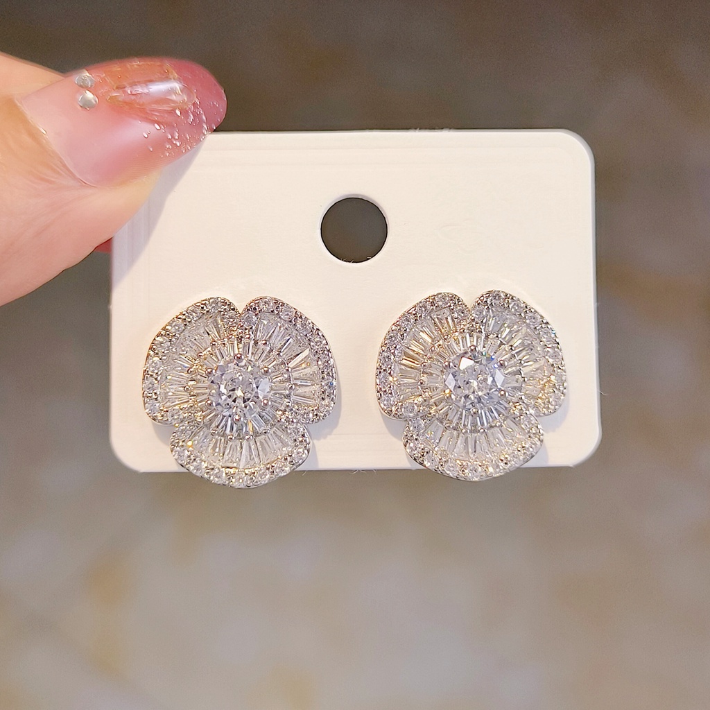 Khuyên Tai Hoa Trà Đính Đá Zircon Sang Trọng
