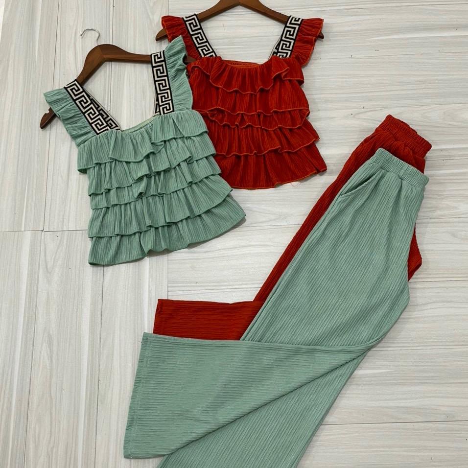 87. 1221 xét bộ quần dài ống suông , áo tay cánh tiên viền hoa văn , áo dập tầng chất thun  xốp,  áo Phong ngắn