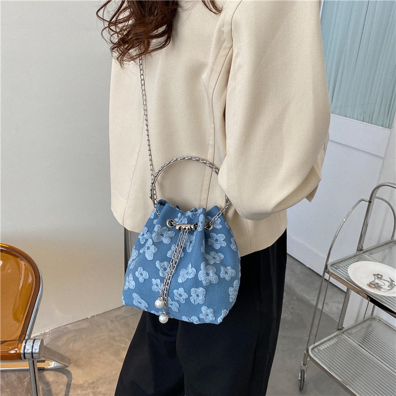 Túi Đeo Chéo Dây Rút Xếp Ly Hình Tròn Nhỏ Họa Tiết Hoa Phối Vòng Móc Xích Thời Trang Cho Nữ